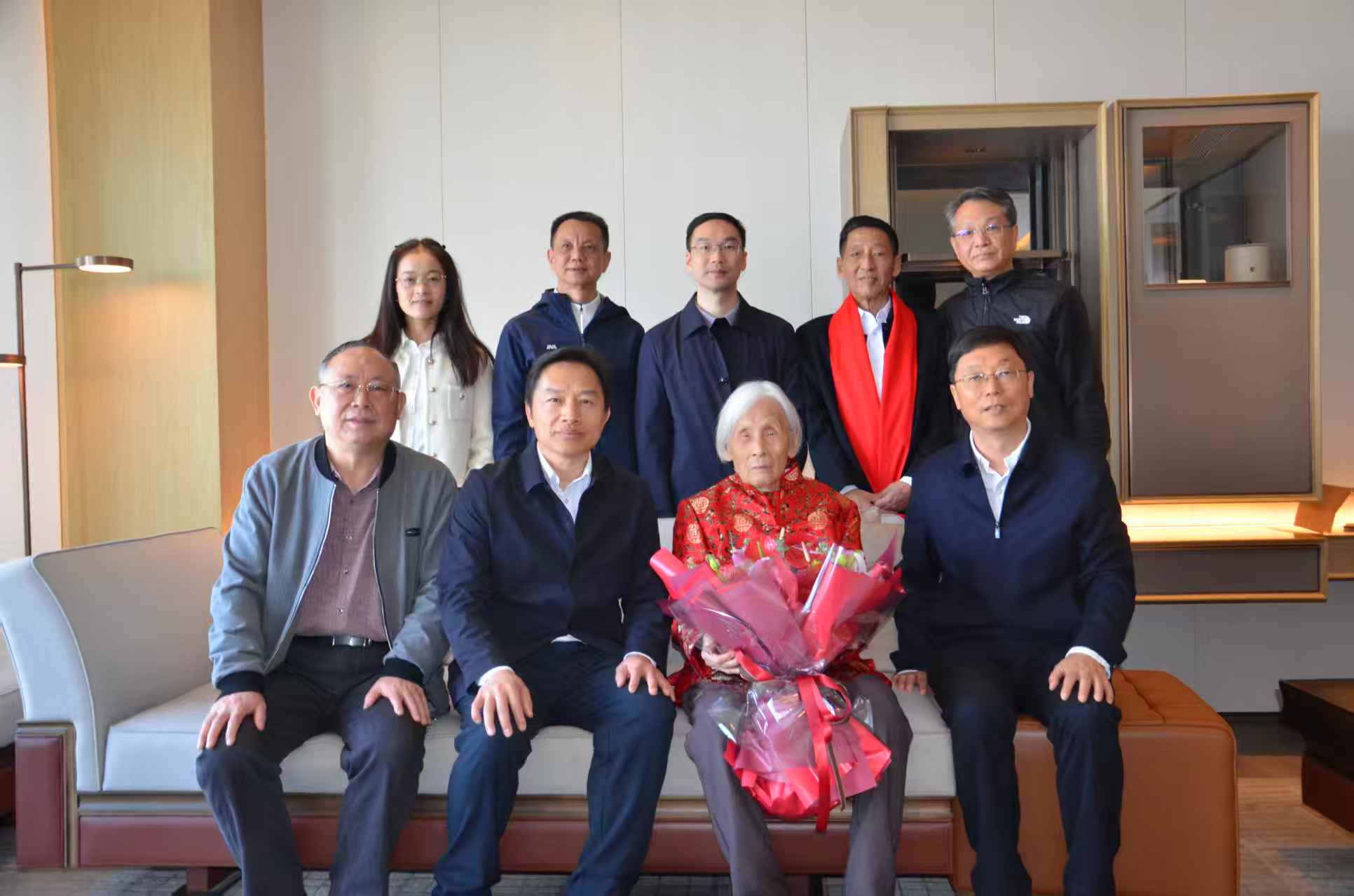 离休干部肖素芳同志迎来百岁寿辰