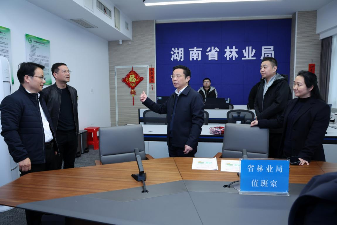 吴剑波局长看望慰问一线值班人员